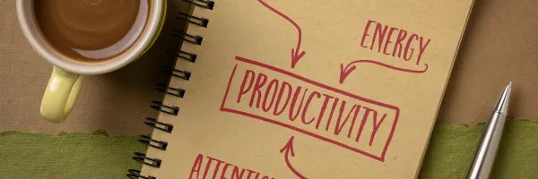 【開発チーム崩壊寸前！？】ハイブリッドワークで66.8%の開発者が転職検討する理由とは？